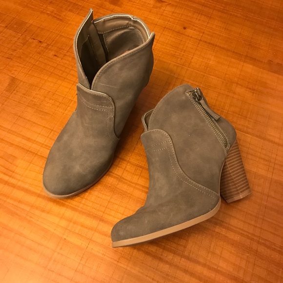 Qupid Shoes - Suede Booties